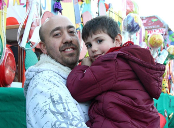 Cientos de niños de Tudela salieron a la calle para recibir a Papa Noel en el tradicional recibimiento que organizan las Apymas de los colegios Elvira España y Griseras. El acto sirvió para anticipar la llegada de la Navidad y llenar de colorido y villancicos las calles con las dos magníficas carrozas preparadas por los colegios, la carroza de las chuches de Griseras, que repartió centenares de caramelos, y la carroza con Papa Noel, realizada en el colegio Elvira España y que, en esta edición, estrenó un nuevo diseño.