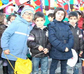 Cientos de niños de Tudela salieron a la calle para recibir a Papa Noel en el tradicional recibimiento que organizan las Apymas de los colegios Elvira España y Griseras. El acto sirvió para anticipar la llegada de la Navidad y llenar de colorido y villancicos las calles con las dos magníficas carrozas preparadas por los colegios, la carroza de las chuches de Griseras, que repartió centenares de caramelos, y la carroza con Papa Noel, realizada en el colegio Elvira España y que, en esta edición, estrenó un nuevo diseño.