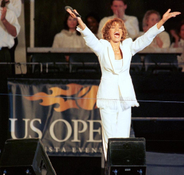 La cantante norteamericana Whiteny Houston falleció a los 48 años en un hotel de Beverly Hills. La artista tuvo una vida marcada por el éxito profesional que se vino abajo debido a un tumultuoso matrimonio así como por sus problemas de adicción.