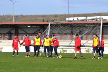 En conjunto rojillo ha entrenado este lunes, 31 de diciembre, en Tajonar.