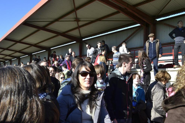 Más de 300 aficionados acompañaron a los futbolistas en la grabación