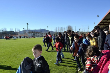 Más de 300 aficionados acompañaron a los futbolistas en la grabación