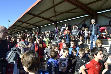 Más de 300 aficionados acompañaron a los futbolistas en la grabación