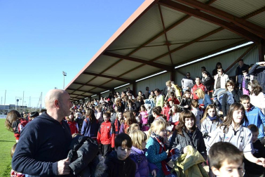 Más de 300 aficionados acompañaron a los futbolistas en la grabación
