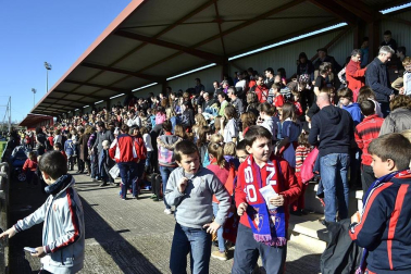 Más de 300 aficionados acompañaron a los futbolistas en la grabación
