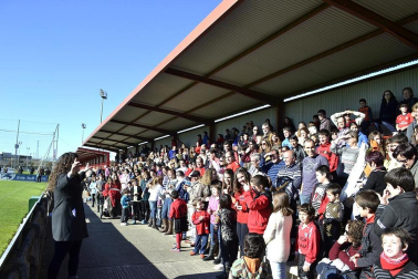Más de 300 aficionados acompañaron a los futbolistas en la grabación