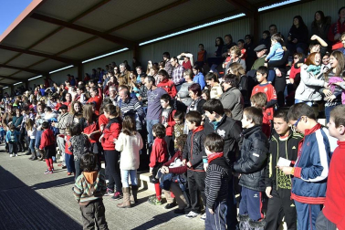 Más de 300 aficionados acompañaron a los futbolistas en la grabación