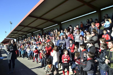 Más de 300 aficionados acompañaron a los futbolistas en la grabación