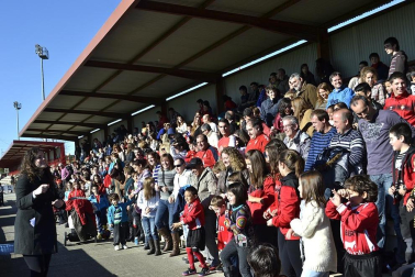 Más de 300 aficionados acompañaron a los futbolistas en la grabación