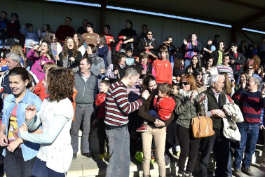 Más de 300 aficionados acompañaron a los futbolistas en la grabación