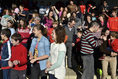 Más de 300 aficionados acompañaron a los futbolistas en la grabación