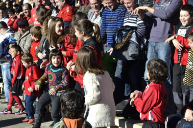 Más de 300 aficionados acompañaron a los futbolistas en la grabación