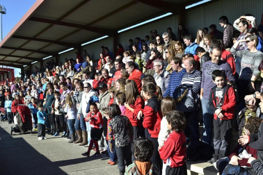 Más de 300 aficionados acompañaron a los futbolistas en la grabación