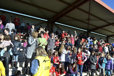 Más de 300 aficionados acompañaron a los futbolistas en la grabación