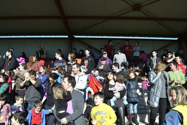 Más de 300 aficionados acompañaron a los futbolistas en la grabación