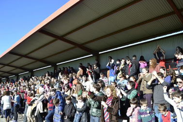 Más de 300 aficionados acompañaron a los futbolistas en la grabación