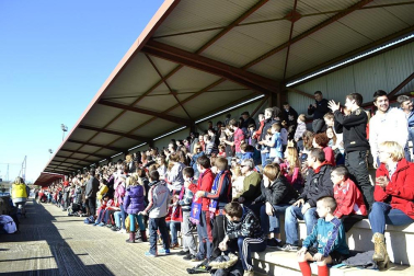 Más de 300 aficionados acompañaron a los futbolistas en la grabación