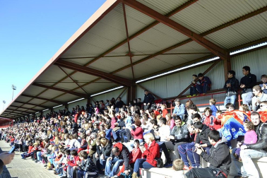 Más de 300 aficionados acompañaron a los futbolistas en la grabación