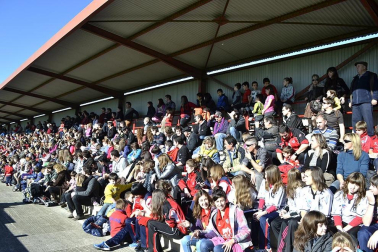Más de 300 aficionados acompañaron a los futbolistas en la grabación