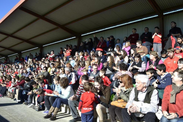 Más de 300 aficionados acompañaron a los futbolistas en la grabación