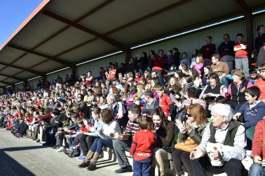 Más de 300 aficionados acompañaron a los futbolistas en la grabación