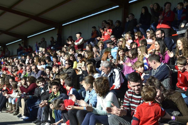 Más de 300 aficionados acompañaron a los futbolistas en la grabación