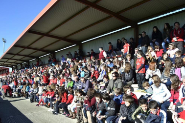 Más de 300 aficionados acompañaron a los futbolistas en la grabación
