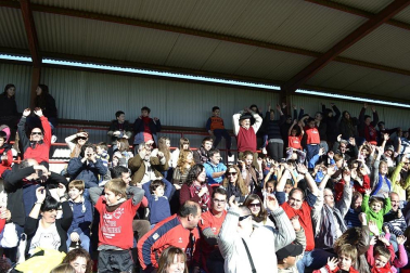 Más de 300 aficionados acompañaron a los futbolistas en la grabación