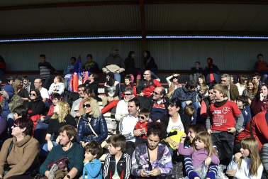 Más de 300 aficionados acompañaron a los futbolistas en la grabación