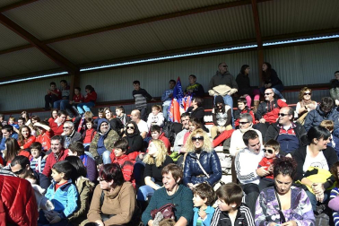 Más de 300 aficionados acompañaron a los futbolistas en la grabación