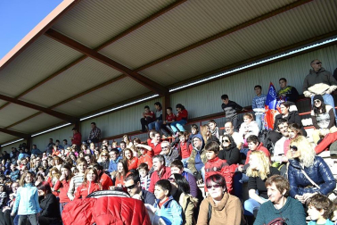 Más de 300 aficionados acompañaron a los futbolistas en la grabación