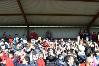 Más de 300 aficionados acompañaron a los futbolistas en la grabación