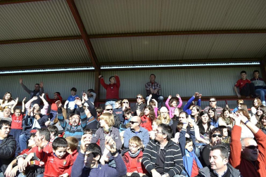 Más de 300 aficionados acompañaron a los futbolistas en la grabación