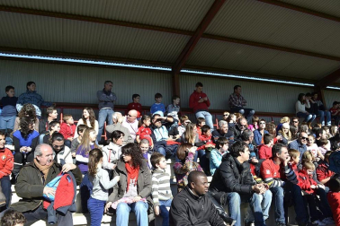 Más de 300 aficionados acompañaron a los futbolistas en la grabación