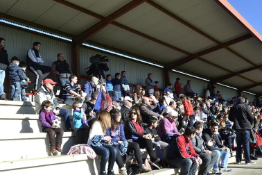 Más de 300 aficionados acompañaron a los futbolistas en la grabación