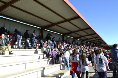 Más de 300 aficionados acompañaron a los futbolistas en la grabación