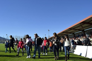 Más de 300 aficionados acompañaron a los futbolistas en la grabación