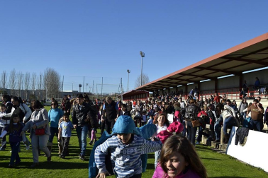 Más de 300 aficionados acompañaron a los futbolistas en la grabación