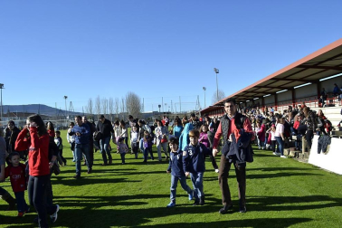 Más de 300 aficionados acompañaron a los futbolistas en la grabación