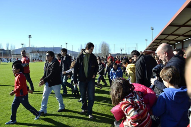 Más de 300 aficionados acompañaron a los futbolistas en la grabación
