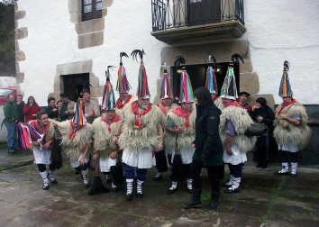El sonido de los 'polunpeak' inunda estos días el aire en las localidades de Ituren y Zubieta.