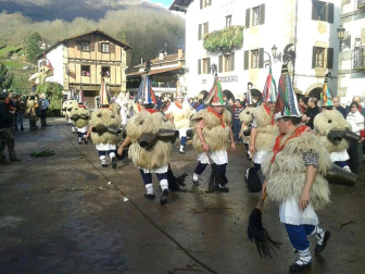 El sonido de los 'polunpeak' inunda estos días el aire en las localidades de Ituren y Zubieta.