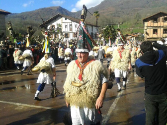 El sonido de los 'polunpeak' inunda estos días el aire en las localidades de Ituren y Zubieta.