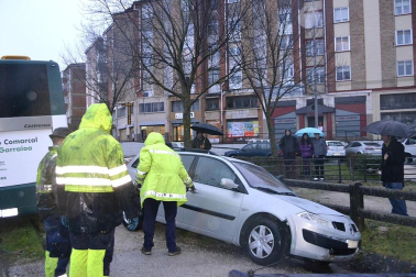 Accidente de una villavesa y varios coches en Berriozar.