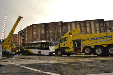 Accidente de una villavesa y varios coches en Berriozar.