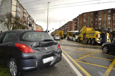 Accidente de una villavesa y varios coches en Berriozar.