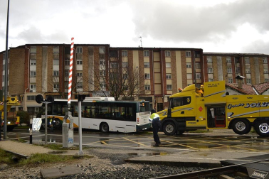 Accidente de una villavesa y varios coches en Berriozar.