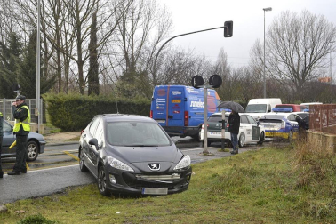 Accidente de una villavesa y varios coches en Berriozar.