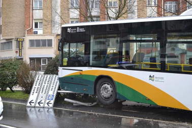 Accidente de una villavesa y varios coches en Berriozar.