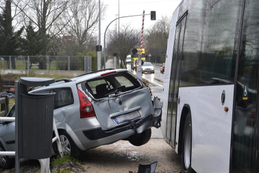 Accidente de una villavesa y varios coches en Berriozar.